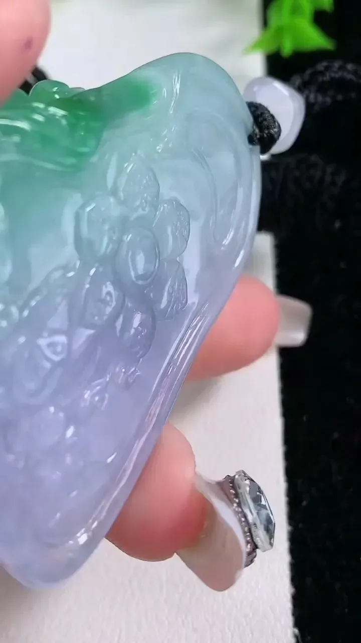 天然A货翡翠春带彩紫罗兰大势至菩萨吊坠，尺寸56-41-11，重量:48.26g
1月27日