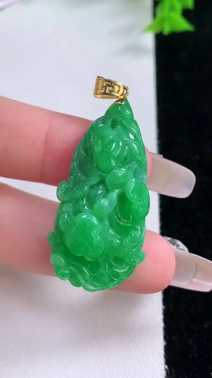 天然A货翡翠白菜吊坠，尺寸33.4-19-11，重量:10.00g
1月27日