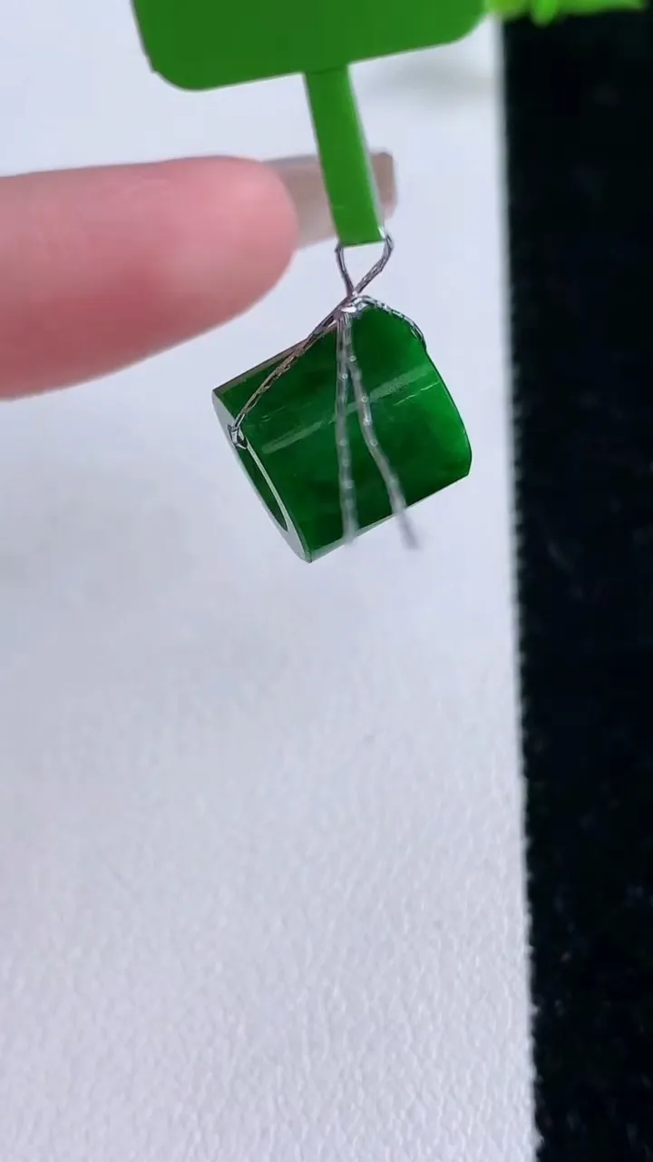 天然A货翡翠路路通吊坠，尺寸10-10.6，重量:2.34g
1月27日