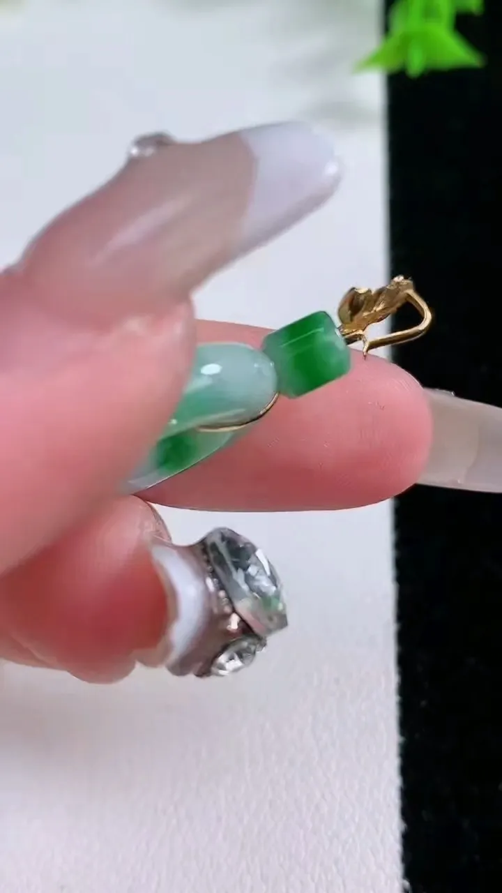 天然A货翡翠平安环吊坠，尺寸19-4.4，重量:3.97g
1月27日