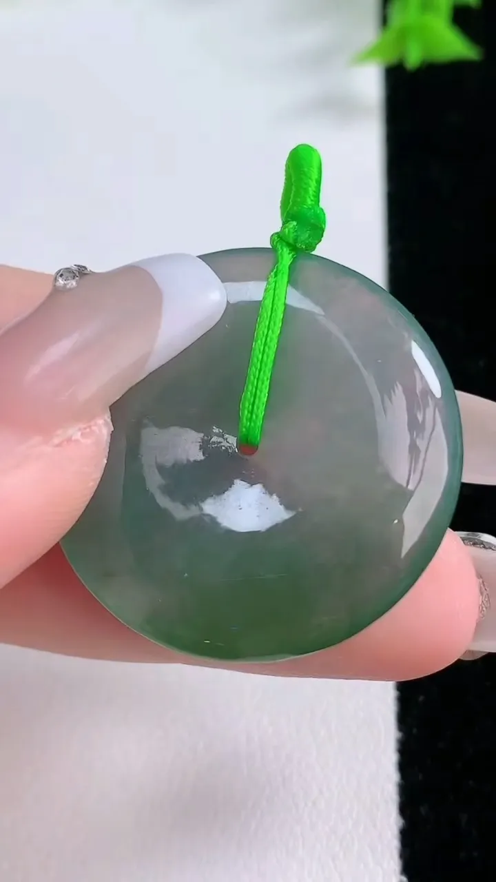 天然A货翡翠平安扣吊坠，尺寸31.4-5.2，重量:11.16g
1月27日