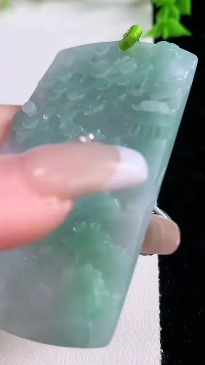 天然A货翡翠山水牌吊坠，尺寸65.5-47.4-4，重量:34.19g
1月27日