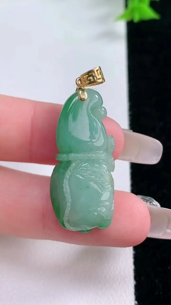 天然A货翡翠葫芦吊坠，尺寸32-14.5-10.4，重量:7.68g
1月27日