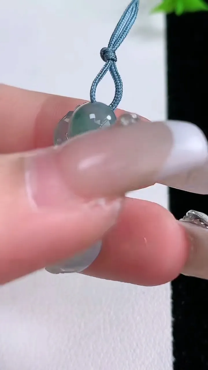 天然A货翡翠冰种飘花生肖猴吊坠，尺寸27.4-16.6-5.2，重量:3.86g
1月27日