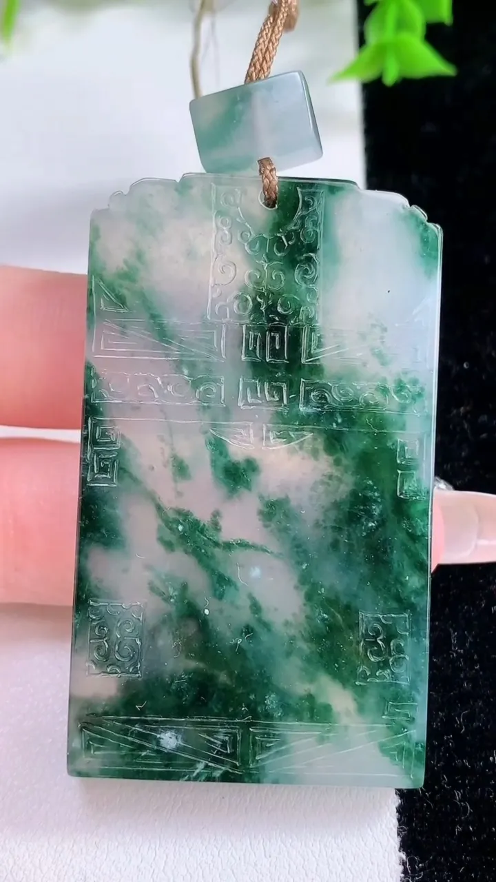 天然A货翡翠种飘花仿古无事牌吊坠，尺寸56-33-5.5，重量:36.00g
1月27日