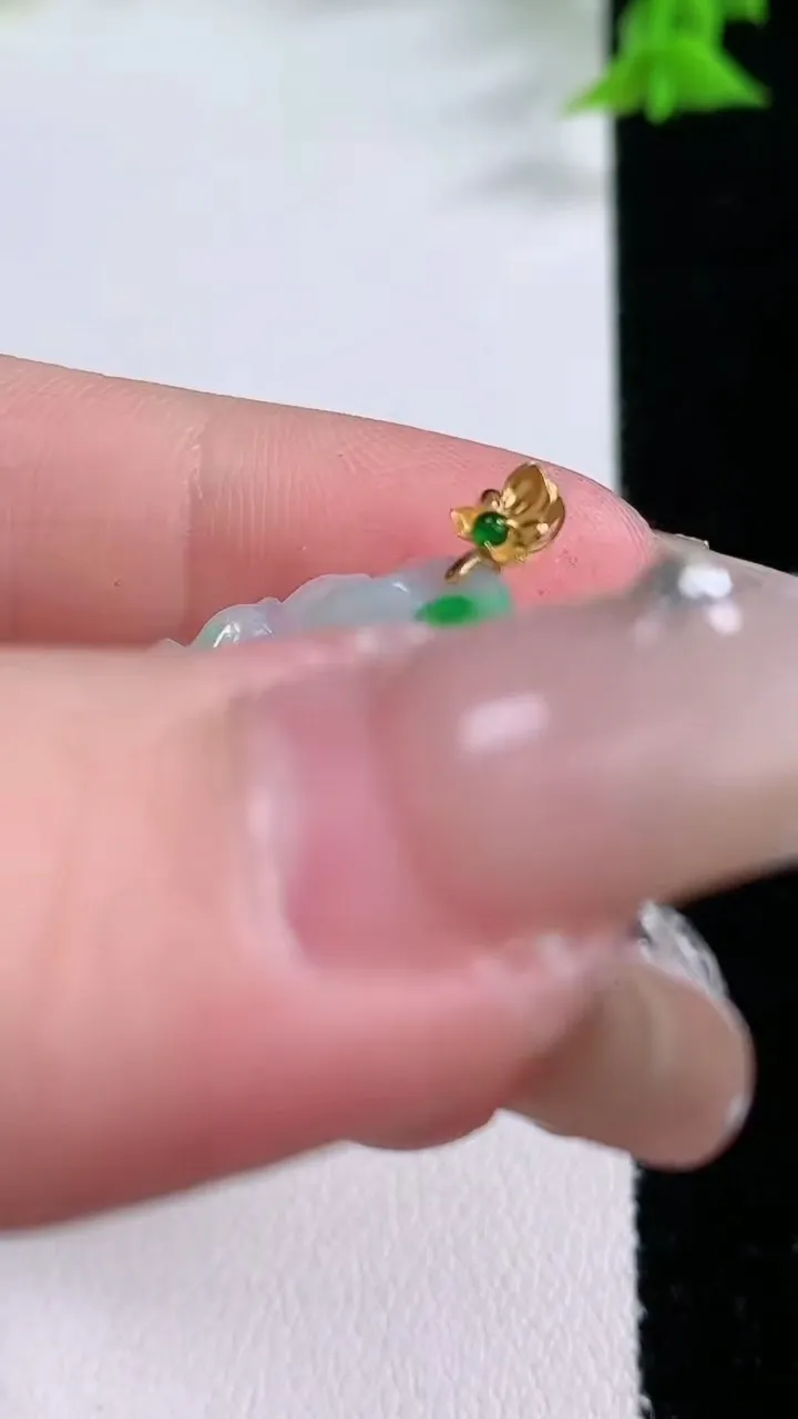 天然A货翡翠和和美美 荷花吊坠，尺寸25-20.8-3，重量:1.99g
1月27日