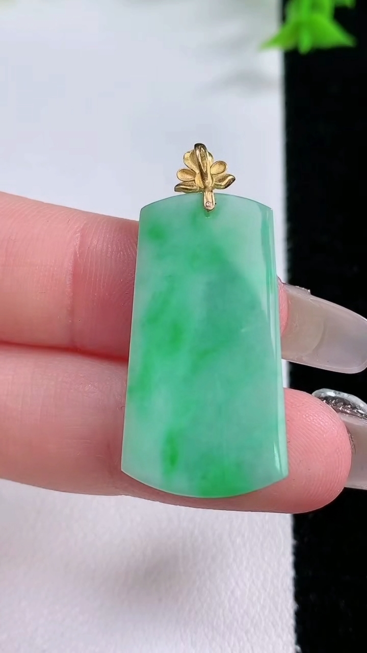 天然A货翡翠无事牌吊坠，尺寸29.8-15.8-4，重量:4.74g
1月27日