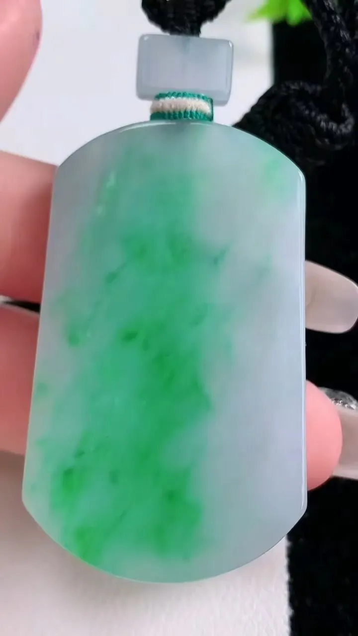 天然A货翡翠无事牌吊坠，尺寸48.3-29-3.6，重量:19.32g
1月27日