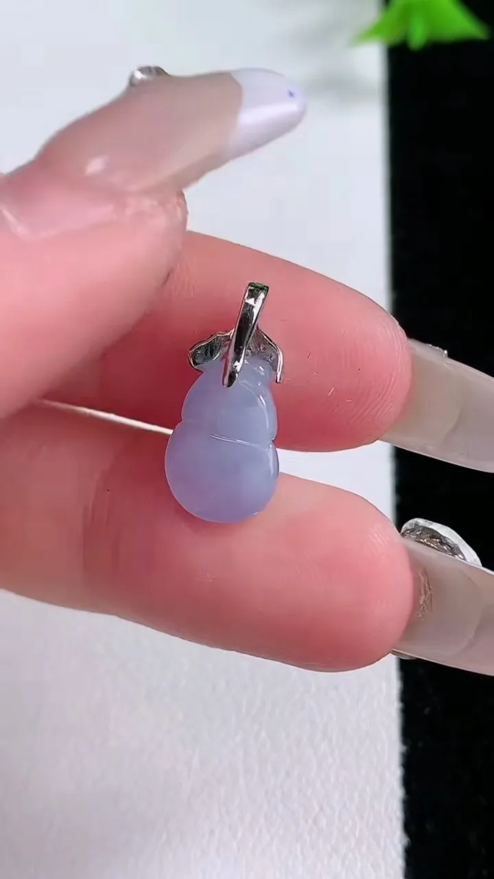 天然A货翡翠18K金紫罗兰葫芦吊坠，尺寸12-8-4.5，重量:1.08g
1月27日
