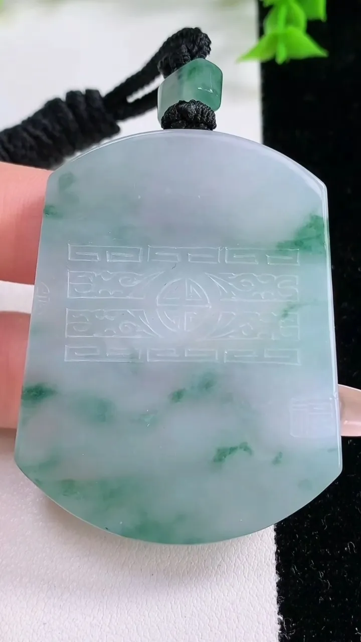 天然A货翡翠飘花仿古无事牌吊坠，尺寸52.8-41.8-5.5，重量:39.82g
1月27日