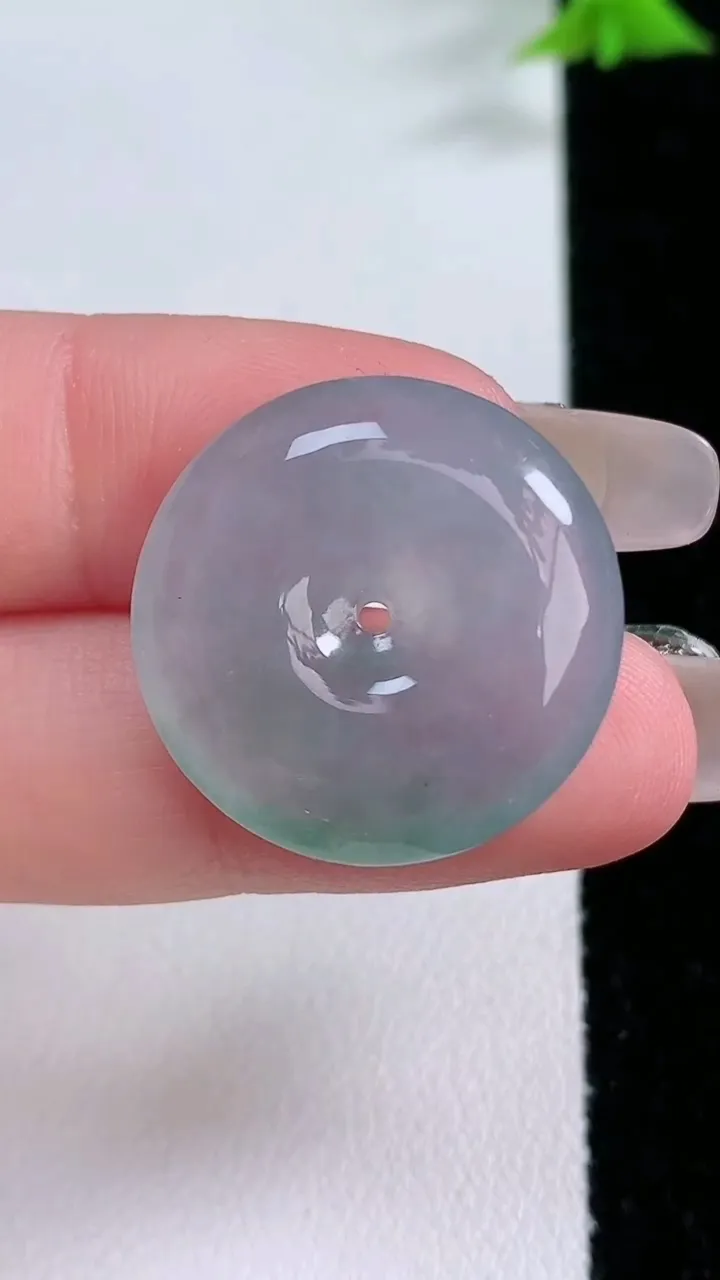 天然A货翡翠飘花平安扣吊坠，尺寸23.2-5.6，重量:6.35g
1月27日