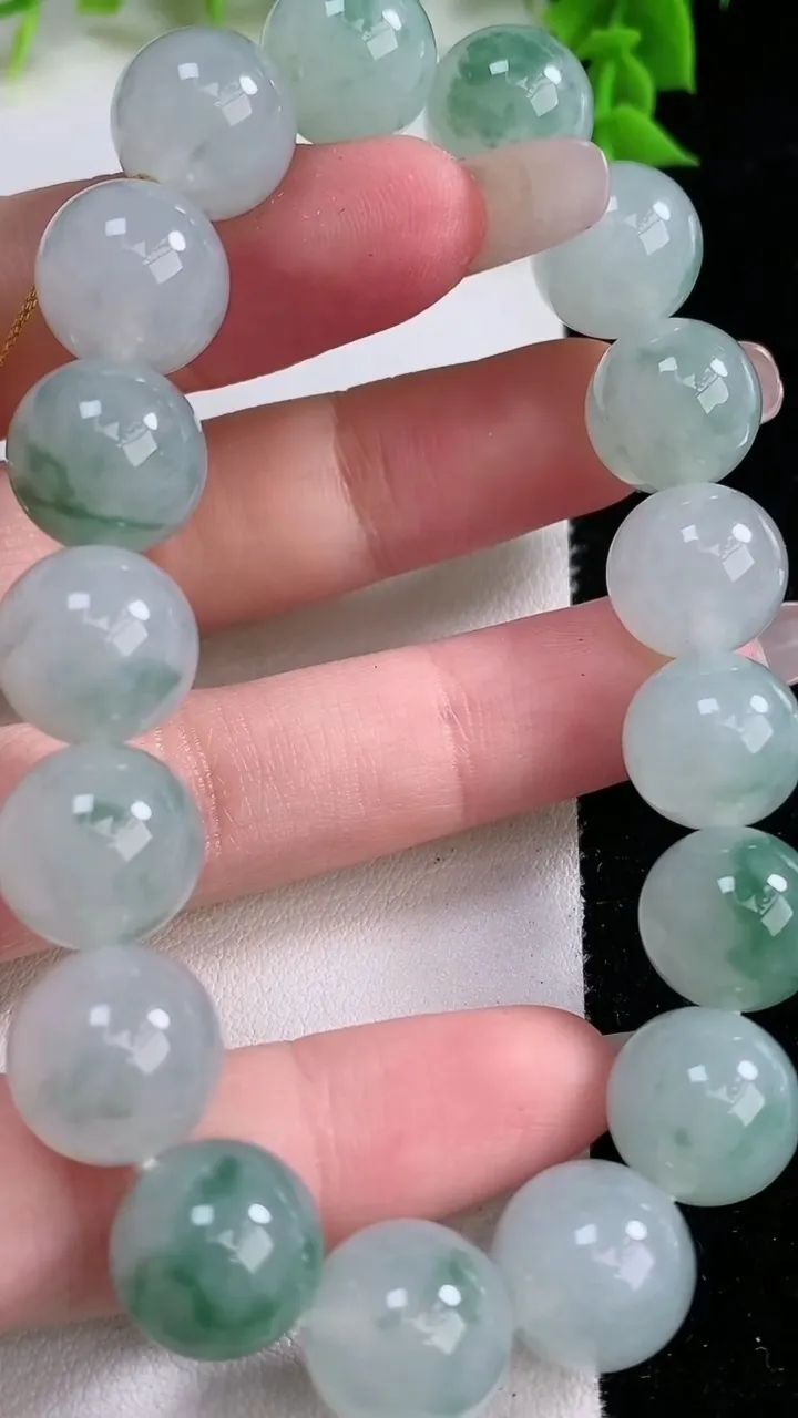 天然A货翡翠飘花圆珠手串，尺寸11.8-17颗，重量:52.33g1月27日
工厂直销收藏佳品,种好水足，色泽均匀，有种有色，上手高大气！