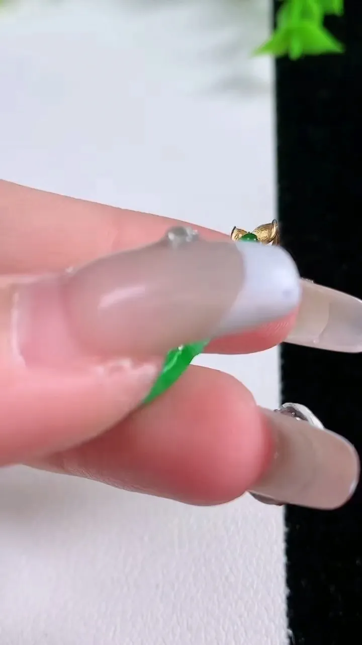 天然A货翡翠葫芦吊坠，尺寸22-15.3-5，重量:3.35g
1月27日