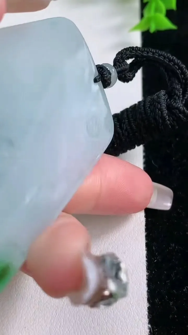 天然A货翡翠文殊菩萨吊坠，尺寸61.3-42.3-5.2，重量:35.33g
1月27日