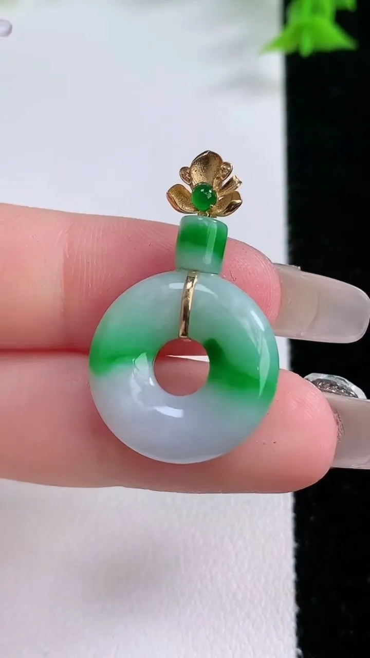 天然A货翡翠平安环吊坠，尺寸19-4.4，重量:3.97g
1月27日