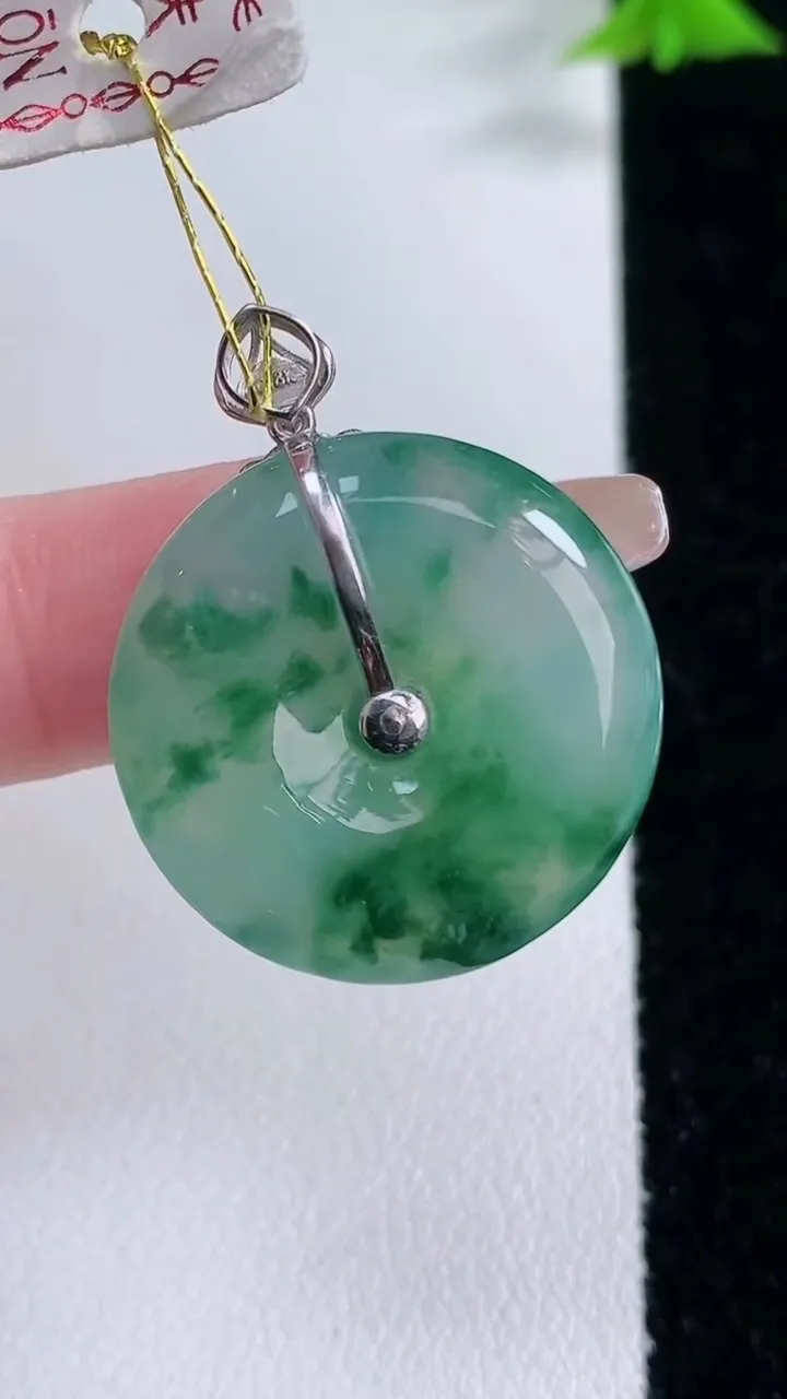 天然A货翡翠种飘花平安扣吊坠，尺寸24-5.2，重量:6.95g
1月27日