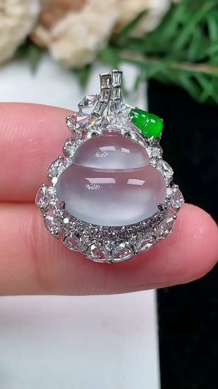 天然A货翡翠白冰葫芦吊坠，尺寸24.9-18.7-11.8，裸石12.2-13.4，重量:3.76g
1月27日，重量:3.76g