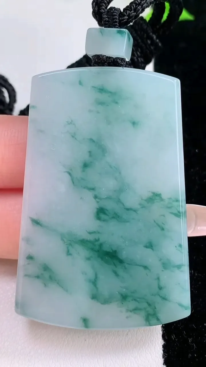 天然A货翡翠飘花无事牌吊坠，尺寸53.2-35.8-5.9，重量:38.55g
1月27日