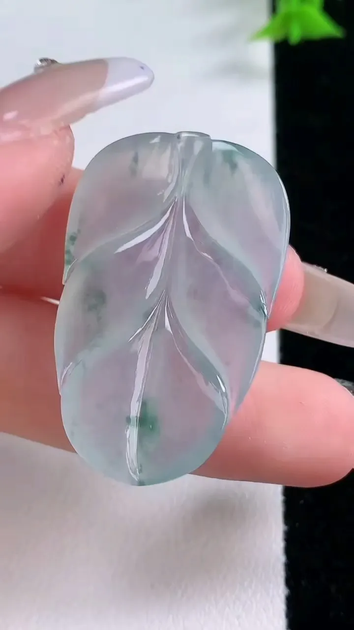 天然A货翡翠冰种飘花金枝玉叶 叶子吊坠，尺寸38.2-23.7-4.2，重量:8.00g
1月27日