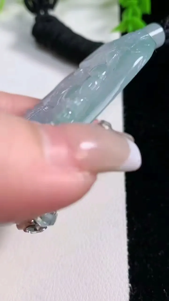 天然A货翡翠大势至菩萨吊坠，尺寸74-47-5.7，重量:56.76g
1月27日