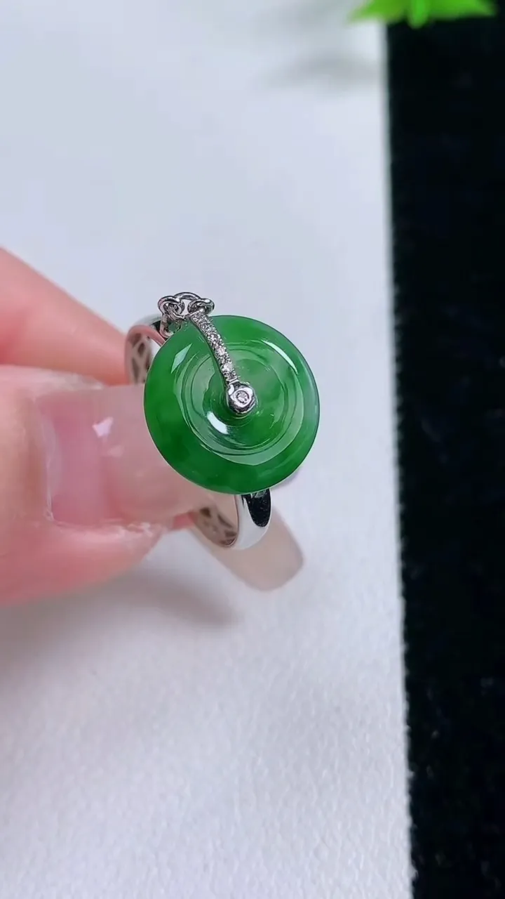 天然A货翡翠平安扣戒指，尺寸17.3-12-4.7，重量:2.43g2026年1月27日
工厂直销收藏佳品,种好水足，色泽均匀，有种有色，上手高大气！