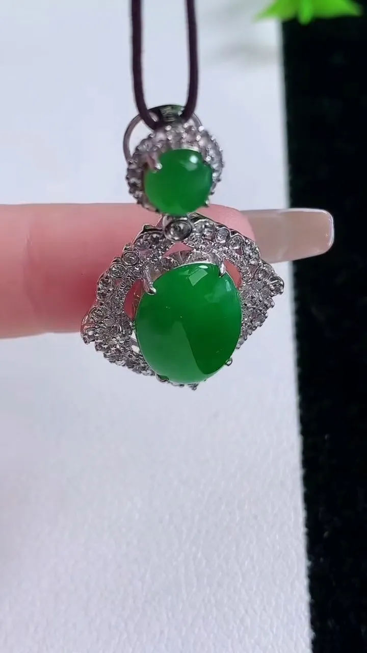 天然A货翡翠蛋面吊坠，尺寸32.2-20-6.8，裸石14.8-10.2重量:4.76g
1月27日