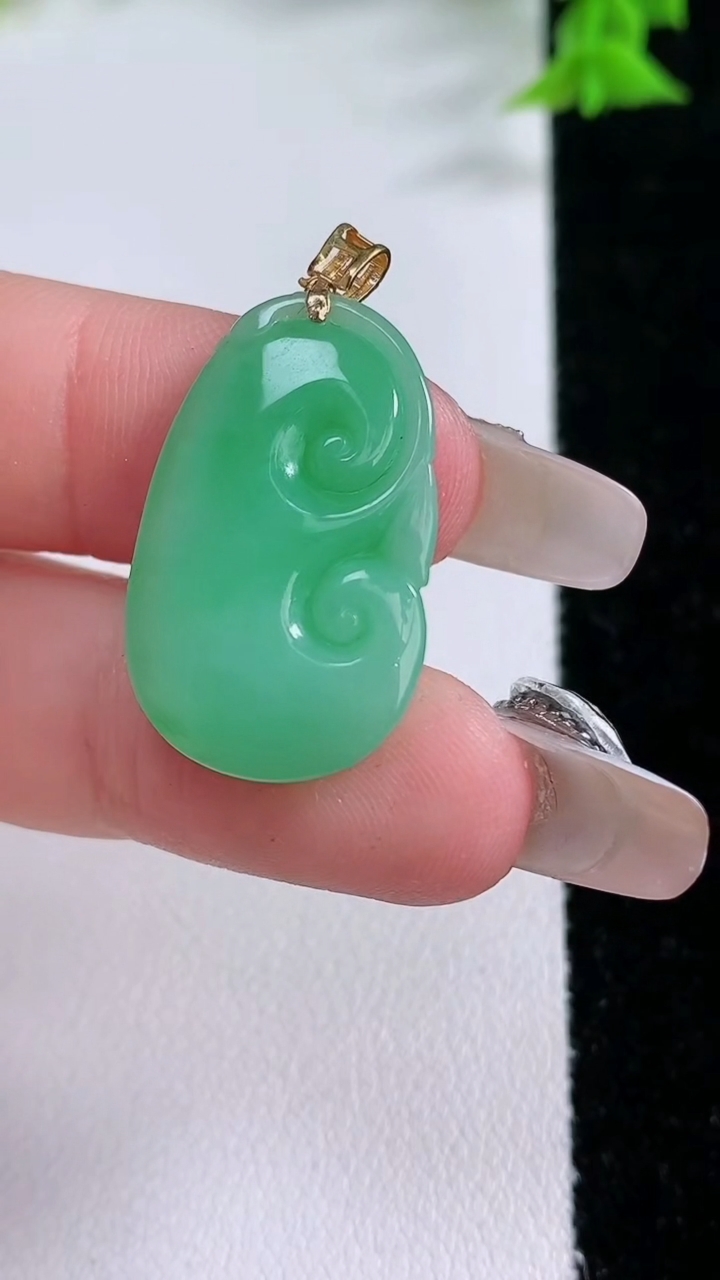 天然A货翡翠如意吊坠，尺寸25.8-15.7-4，重量:3.51g
1月27日