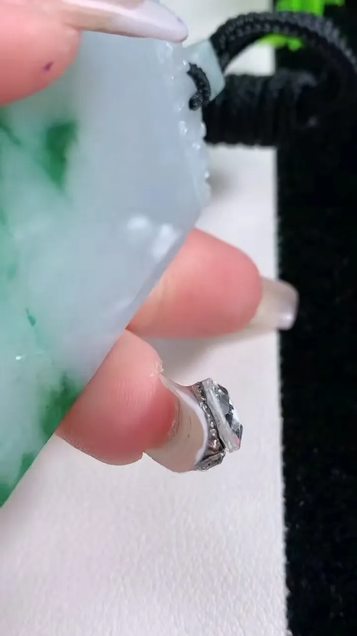 天然A货翡翠飘花无事牌吊坠，尺寸56.5-34-3.5，重量:24.62g
1月27日