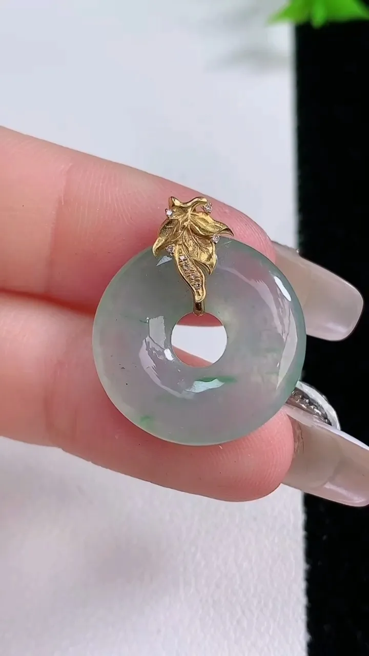 天然A货翡翠平安环吊坠，尺寸20-3.4，重量:2.94g
1月27日