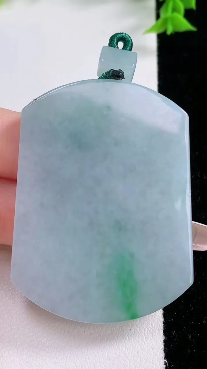 天然A货翡翠无事牌吊坠，尺寸52.3-39-5.4，重量:34.57g
1月27日