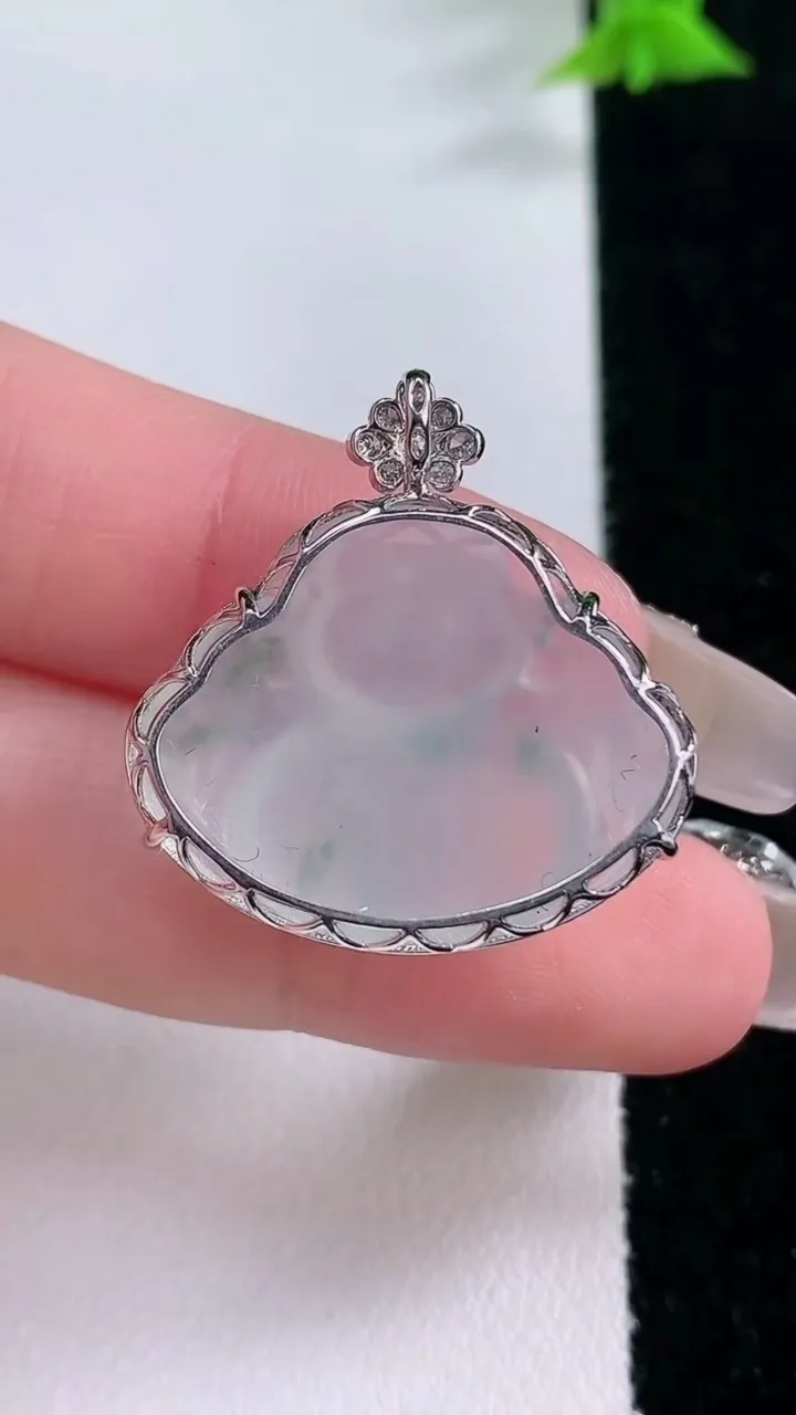 天然A货翡翠种飘花佛公吊坠，尺寸21-25-9.5，重量:5.57g
1月27日