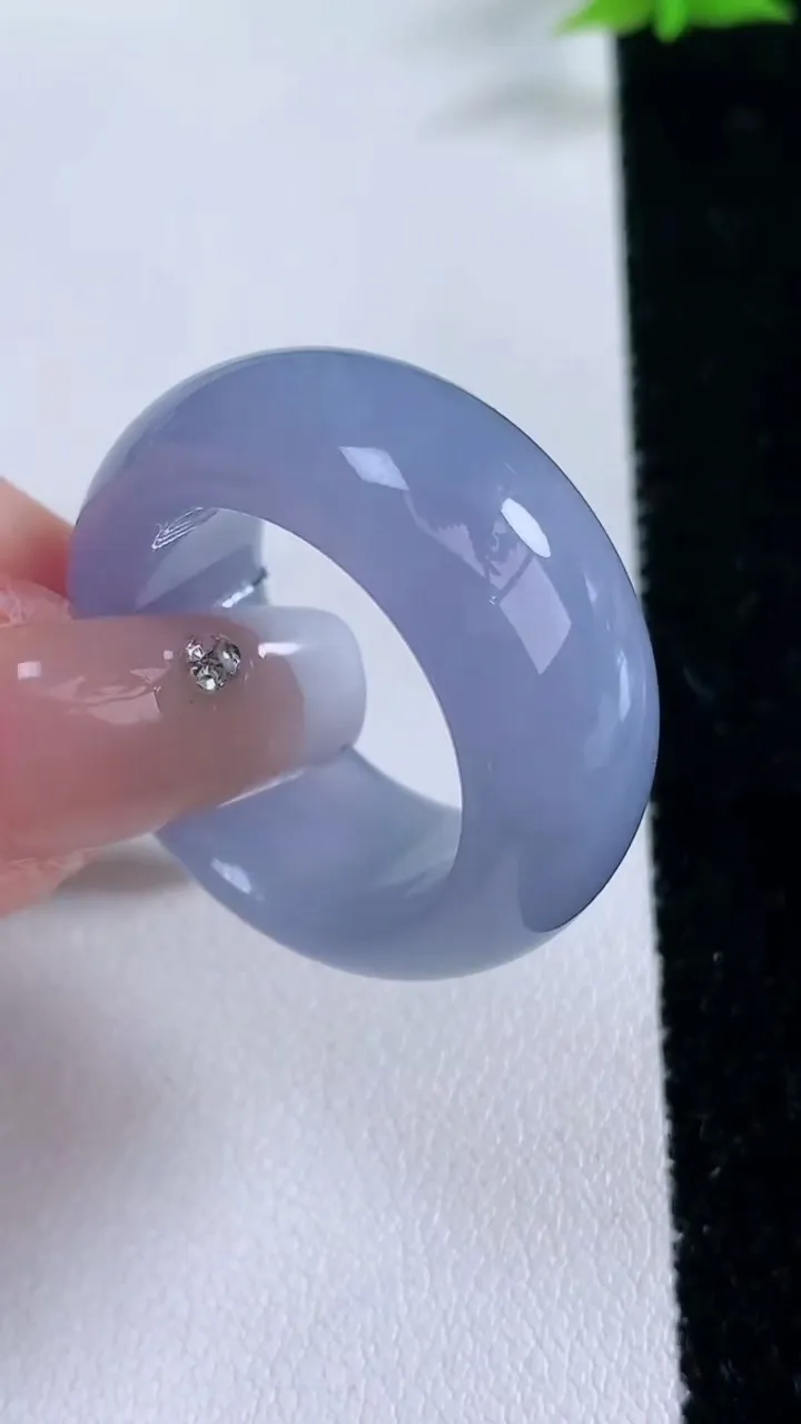 天然A货翡翠紫罗兰指环扳指，尺寸20.2-11.8-5，重量:14.38g2026年1月27日
工厂直销收藏佳品,种好水足，色泽均匀，有种有色，上手高大气！