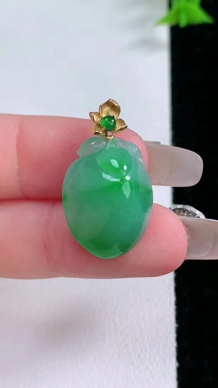 天然A货翡翠寿桃吊坠，尺寸19.6-15.4-10，重量:4.84g
1月27日