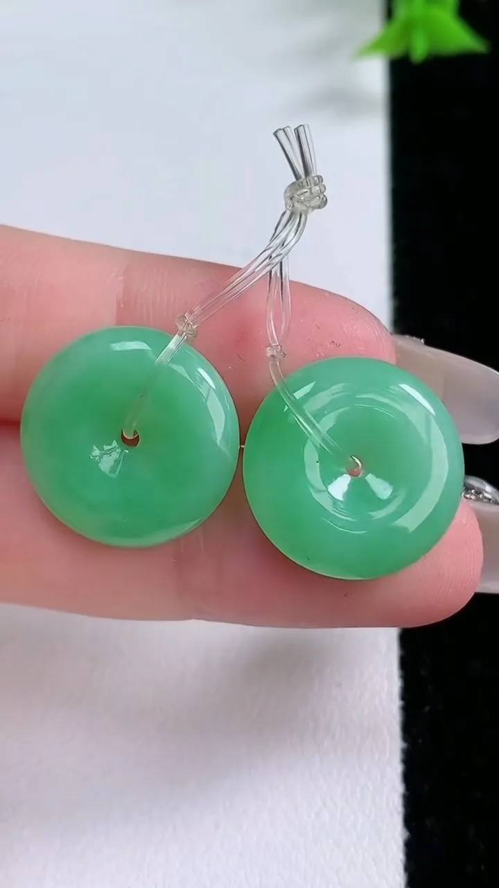 天然A货翡翠平安扣吊坠一对，尺寸17.2-4.6，重量:6.11g
1月27日