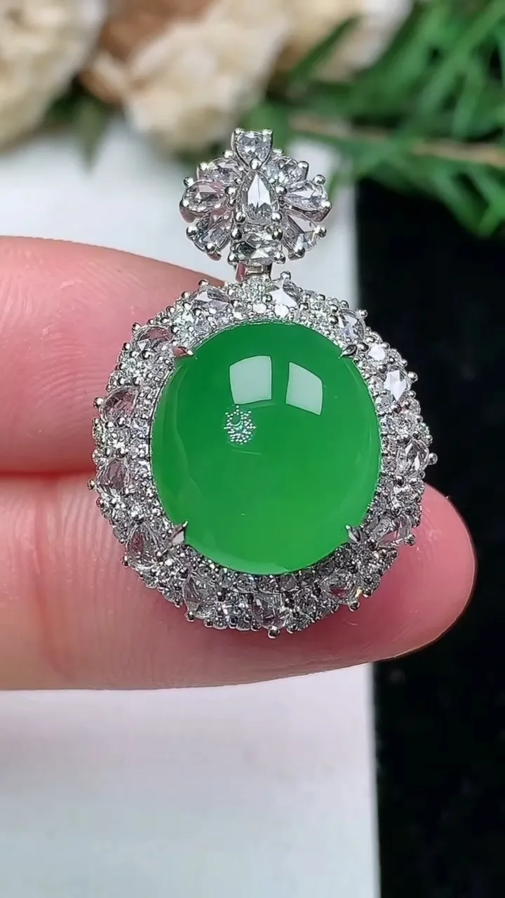 天然A货翡翠蛋面吊坠，尺寸28-18.9-14，裸石13.5-12，重量:8.05g
1月27日