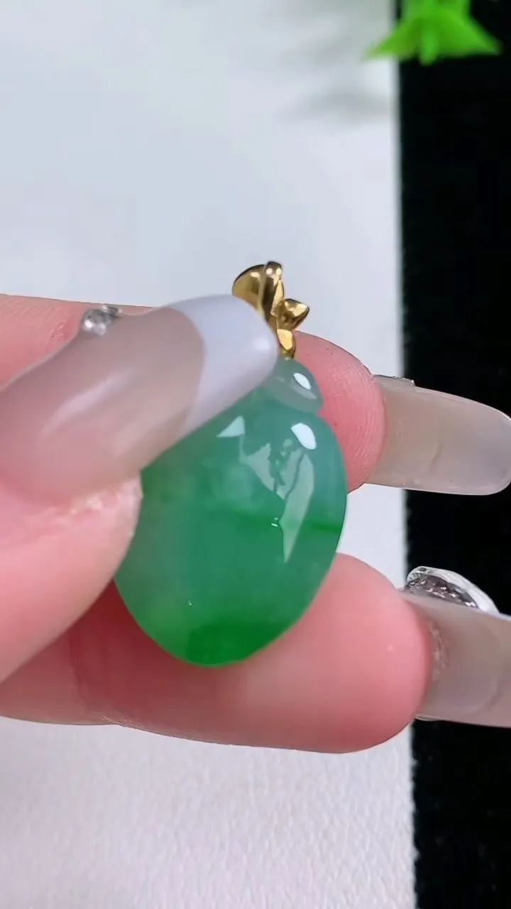 天然A货翡翠寿桃吊坠，尺寸19.6-15.4-10，重量:4.84g
1月27日