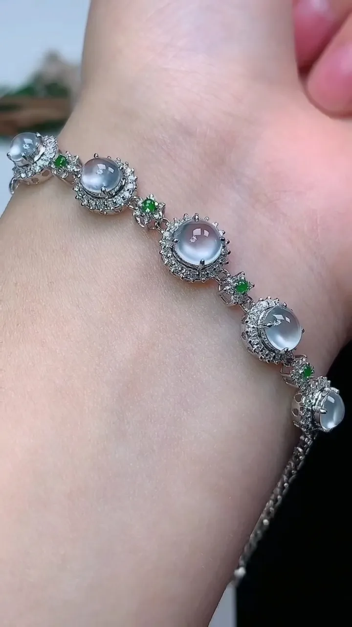 天然A货翡翠白冰蛋面手链，尺寸5.8，重量:6.03g
1月27日