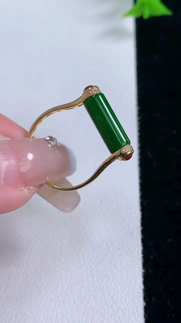 天然A货翡翠路路通戒指，尺寸17.7-4.5，重量:2.71g2026年1月27日
工厂直销收藏佳品,种好水足，色泽均匀，有种有色，上手高大气！