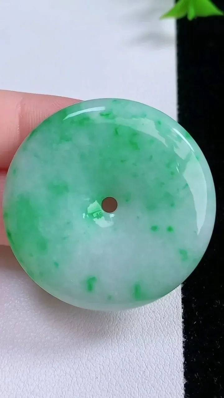 天然A货翡翠平安扣吊坠，尺寸40-6.4，重量:23.00g
1月27日