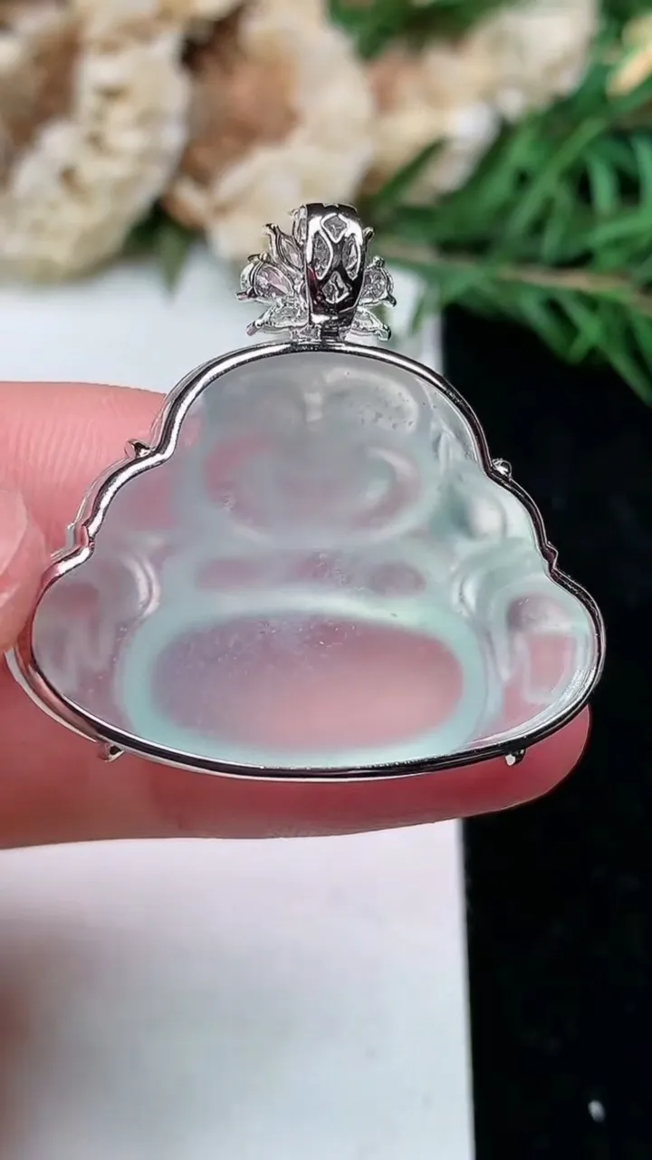 天然A货翡翠白冰佛公吊坠，尺寸22.6-31.9-7.3，重量:9.02g
1月27日