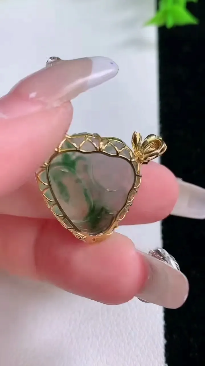 天然A货翡翠种飘花佛公吊坠，尺寸17.7-23-5.6，重量:3.21g
1月27日