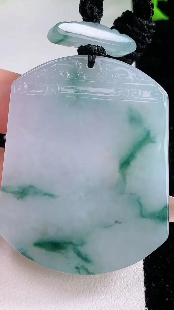 天然A货翡翠种飘花仿古无事牌吊坠，尺寸53.7-41.7-5.7，重量:42.67g
1月27日