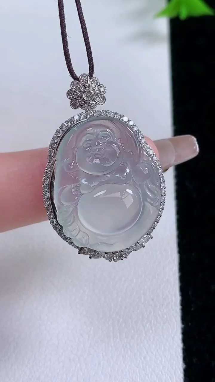 天然A货翡翠种白冰布袋佛吊坠，尺寸32.7-21.8-8.2，裸石24-18.5重量:5.32g
1