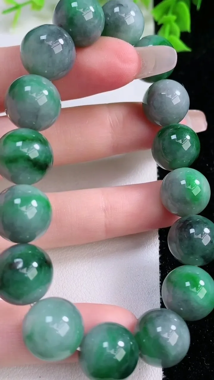 天然A货翡翠圆珠手串，尺寸12.6-16颗，重量:60.38g1月27日
工厂直销收藏佳品,种好水足，色泽均匀，有种有色，上手高大气！