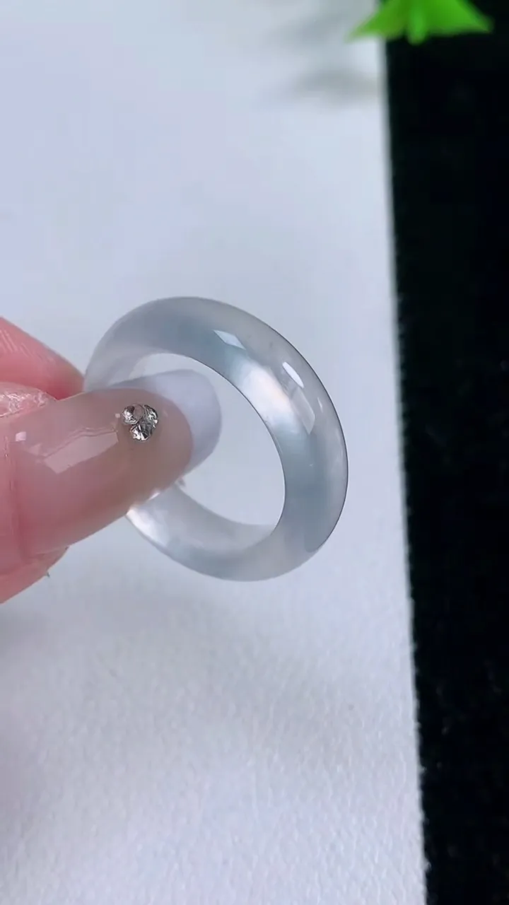 天然A货翡翠种白冰指环戒指，尺寸15.8-5.4-3.2，重量:3.42g2026年1月27日
工厂直销收藏佳品,种好水足，色泽均匀，有种有色，上手高大气！