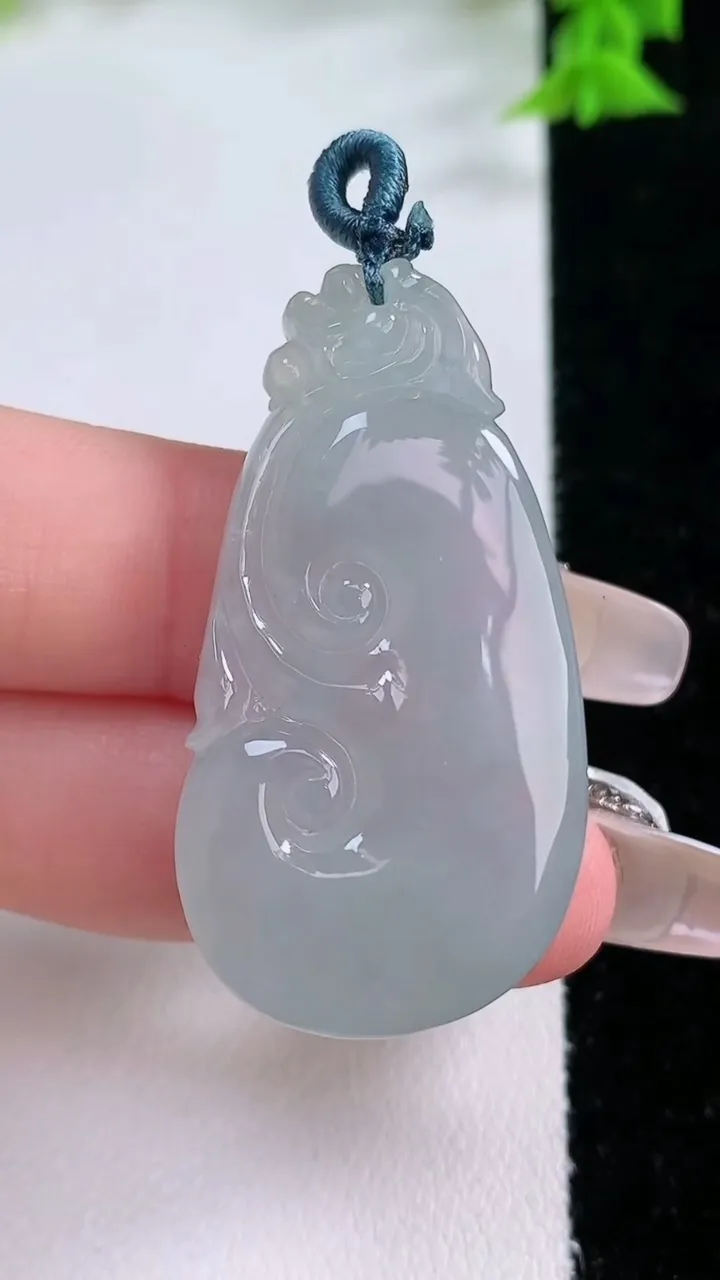 天然A货翡翠如意吊坠，尺寸41.7-22-7.8，重量:14.24g
1月27日