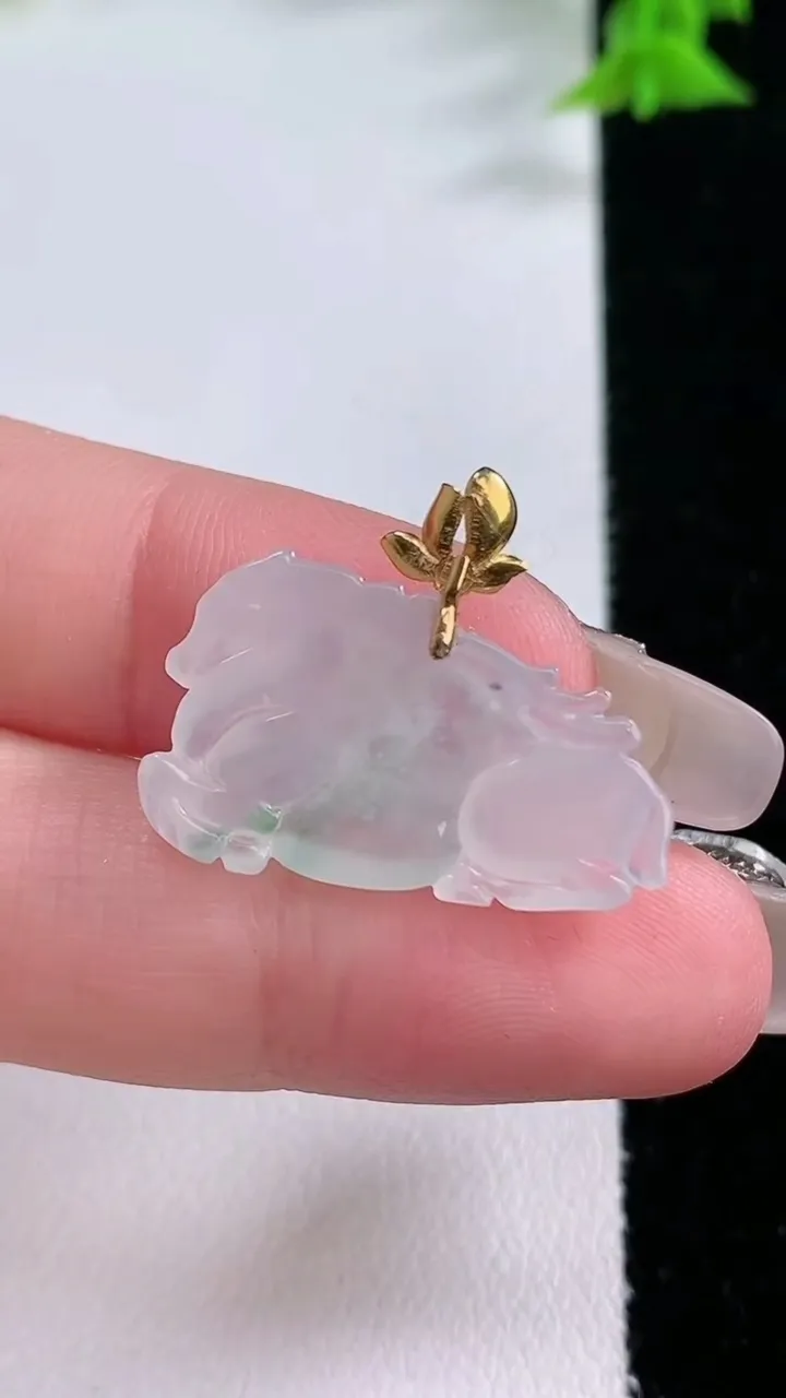 天然A货翡翠生肖马吊坠，尺寸14.2-25-3.7，重量:2.60g
1月27日