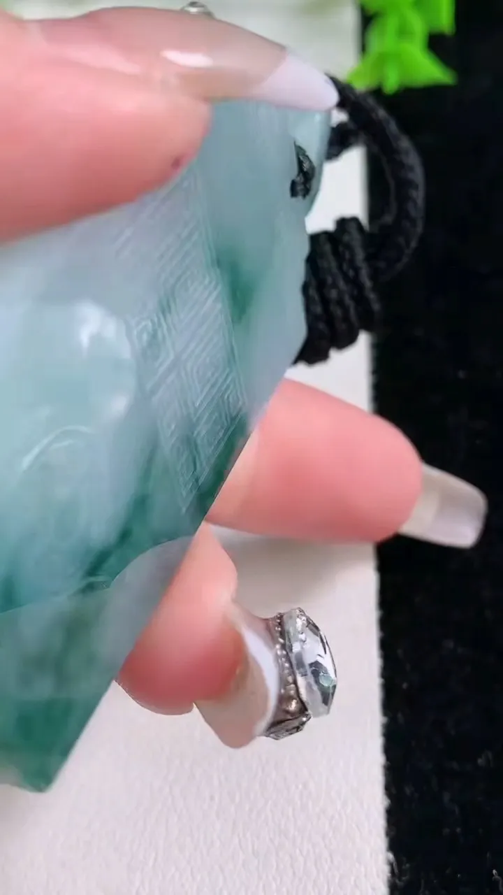 天然A货翡翠飘花仿古无事牌吊坠，尺寸57-29.6-5.7，重量:37.16g
1月27日