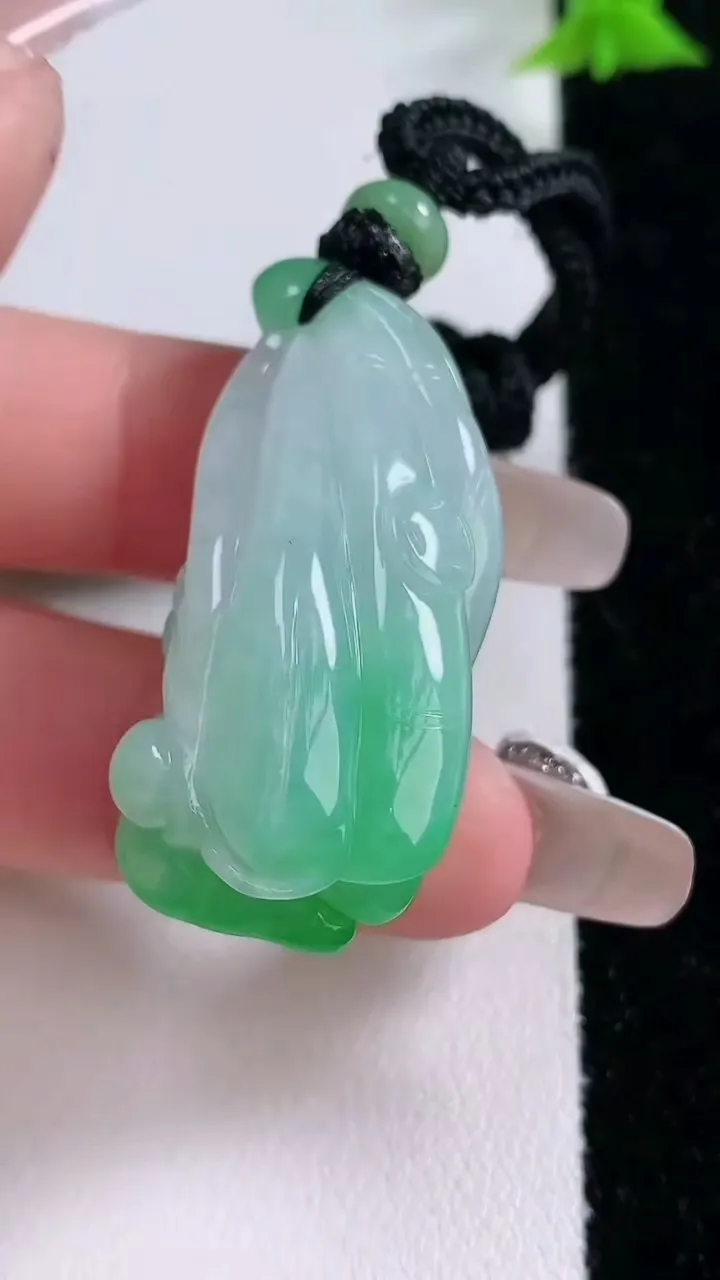 天然A货翡翠莲蓬吊坠，尺寸35.6-17-14.5，重量:20.54g
1月27日