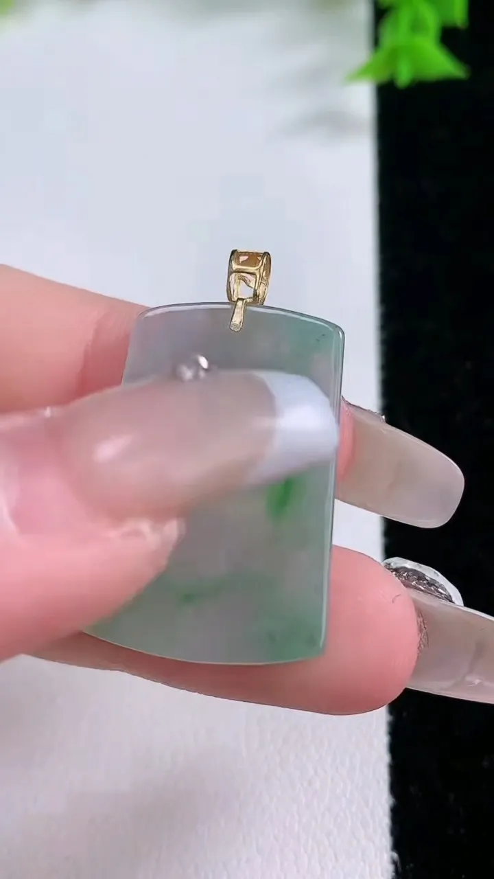 天然A货翡翠无事牌吊坠，尺寸28-18.2-2.4，重量:4.48g
1月27日